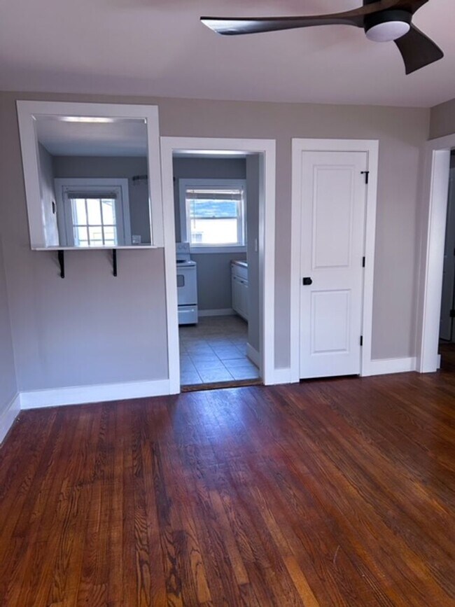 Building Photo - Available Now - Great location for this 2 bedroom
