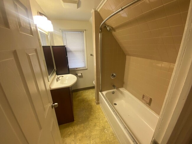 Building Photo - 3 Bed 2 Bath