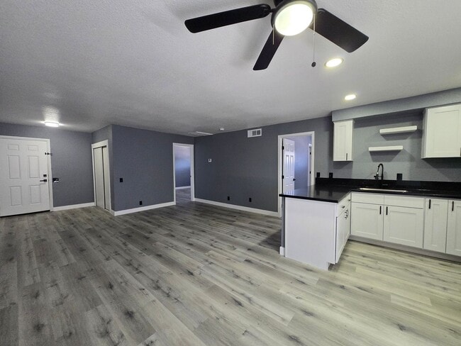 Building Photo - Upstairs Apartment