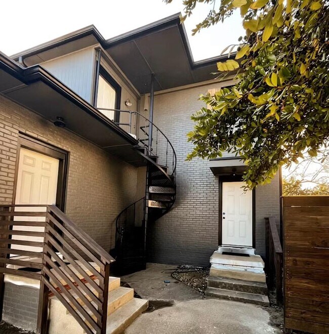 Building Photo - 410 5th St S