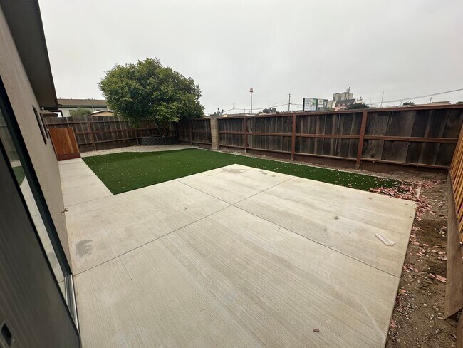Building Photo - 547 De Leon Dr