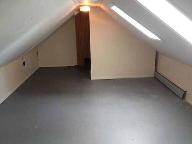 Building Photo - 205 Main St