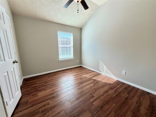 Building Photo - 11807 Green Colling Park Dr