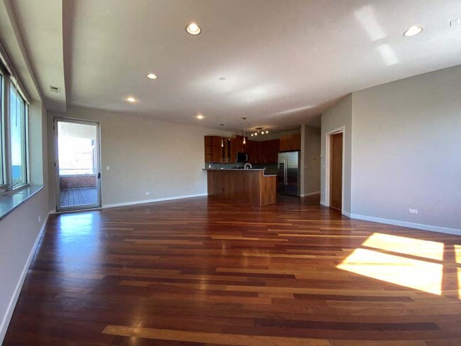 Spacious living area with hardwood floors - 1635 W Cortland