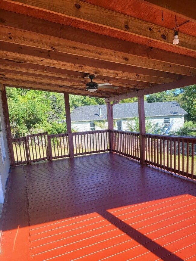 Building Photo - Nice three bedroom with bonus room in Laverne