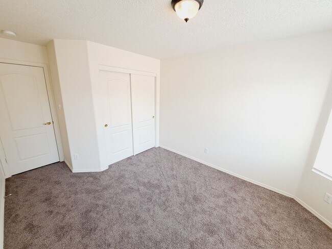 Building Photo - 4 bed home available in Huning Ranch!