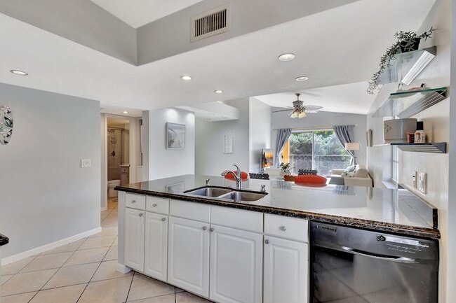 Building Photo - 1060 Lake Shore Dr