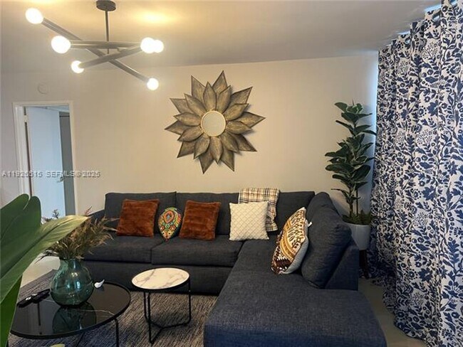 Building Photo - 225 Collins Ave