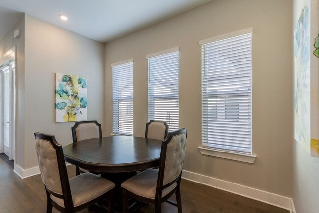 Building Photo - The Grove 2/2 Furnished