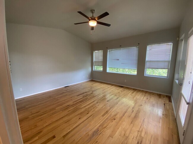 Building Photo - 5 Bedroom/ 3 Bath Home