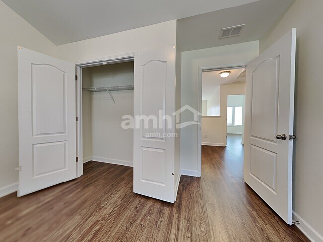 Building Photo - 532 Lateleaf Dr