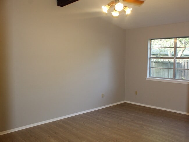 Building Photo - 1414 N Live Oak St