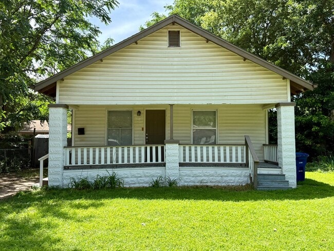 Building Photo - 2 Bedroom 1 Bathroom Bungalow