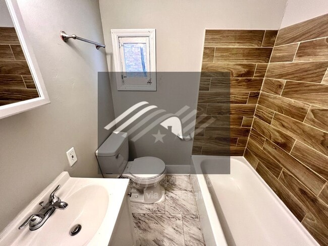 Building Photo - 2212 Calumet St