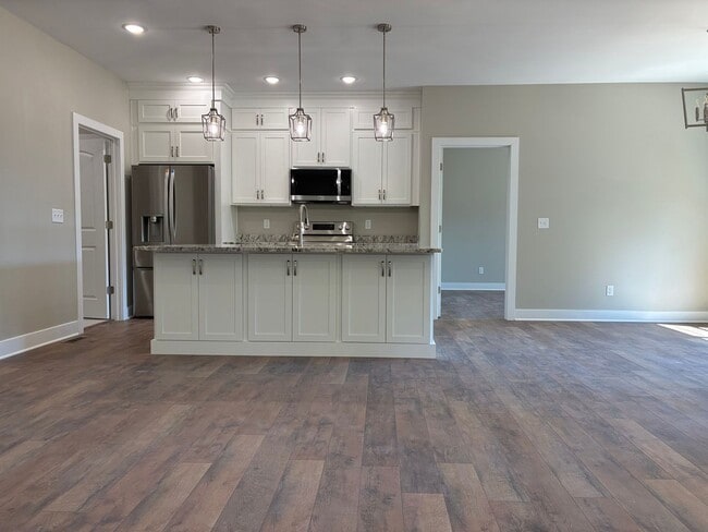 Building Photo - 102 Twin Lakes Dr