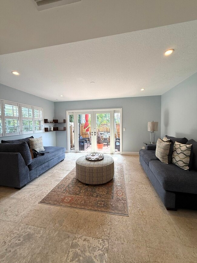 Building Photo - 409 N Cypress Dr