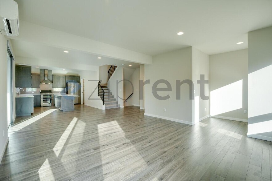 Building Photo - Unit K1