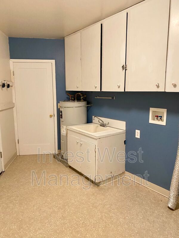 Building Photo - 1300 NE 88th St