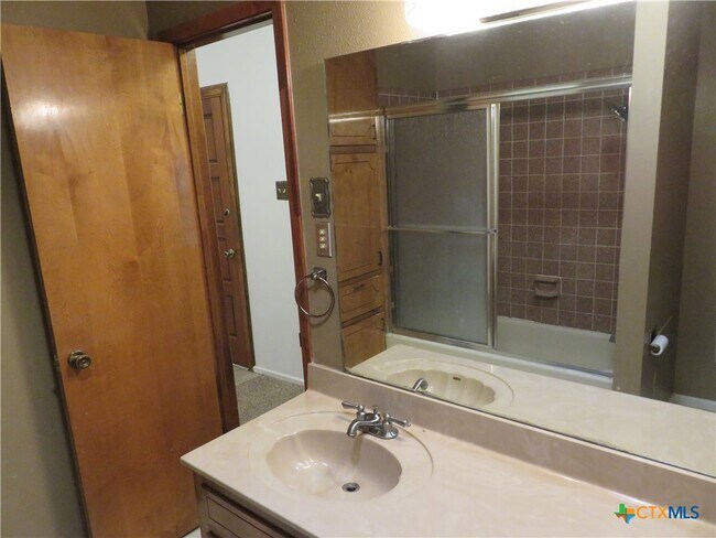 Building Photo - 139 Lone Oak St