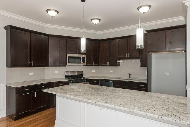 Building Photo - 520 N Western Ave