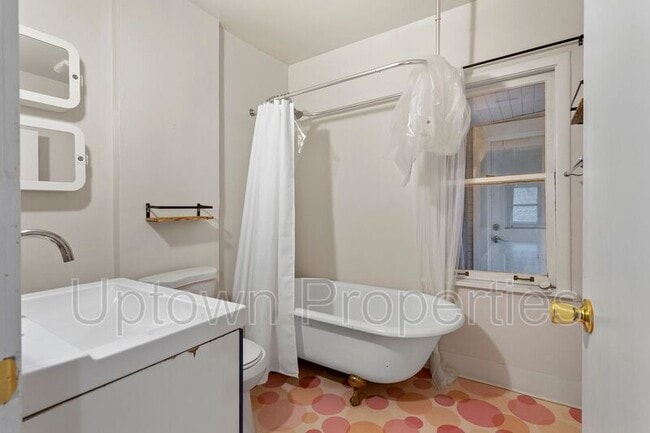 Building Photo - 2424 SE Yamhill St