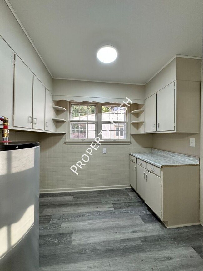 Building Photo - 1820 Tunnel Blvd