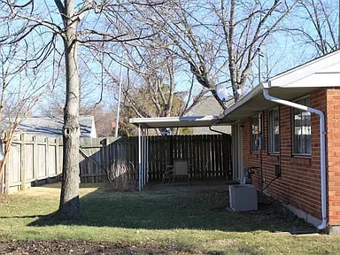 Very spacious backyard with covered patio area - 5377 Flotron Dr
