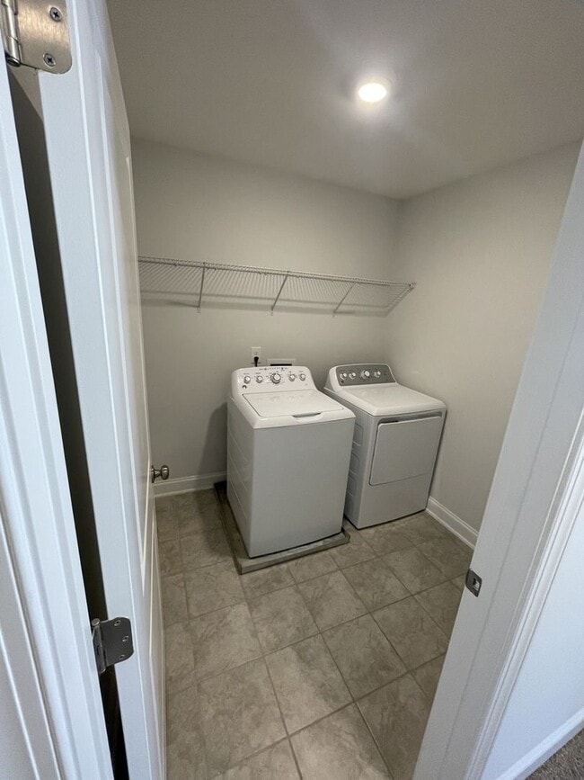 Building Photo - 3 Bd 3.5 Ba end unit townhouse