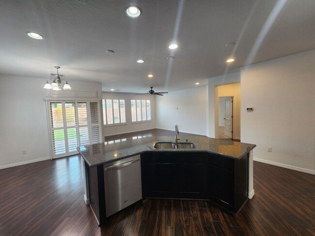 Building Photo - Lovely Single Story Home in Mountains Edge