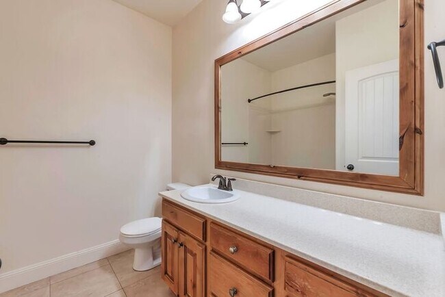 Building Photo - Beautiful Townhouse w attached 2 car garage in Orem