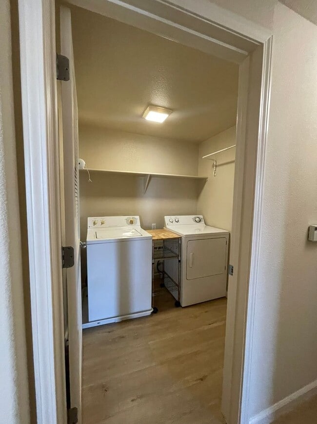 Building Photo - Vessona: Desirable Gated Community: 2bdrm 2bath with Loft!