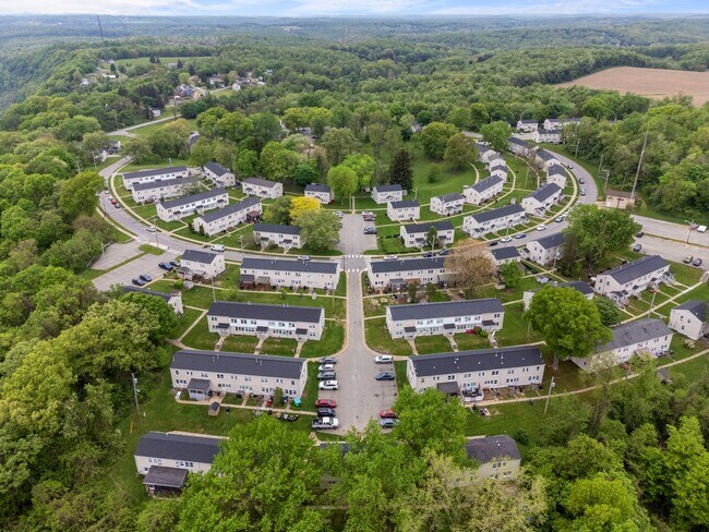 Building Photo - Cozy 3-Bedroom, 1-Bathroom Townhouse in Mi...