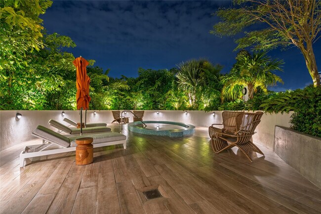 Building Photo - 700 NE 24th St