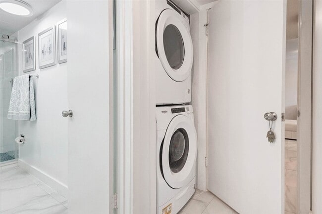 Building Photo - 2234 S Piney Point Rd