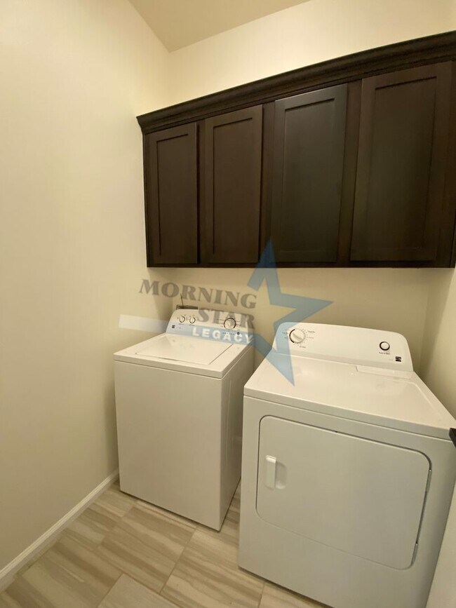 Building Photo - Stunning 4 bedroom, 2.5 bath house - 3 car...