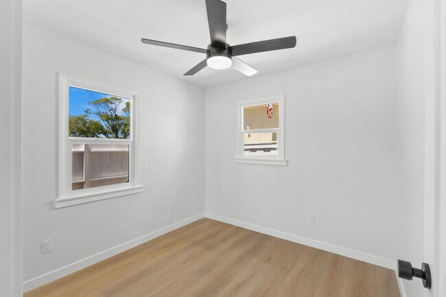 Building Photo - 323 S Ditmar St