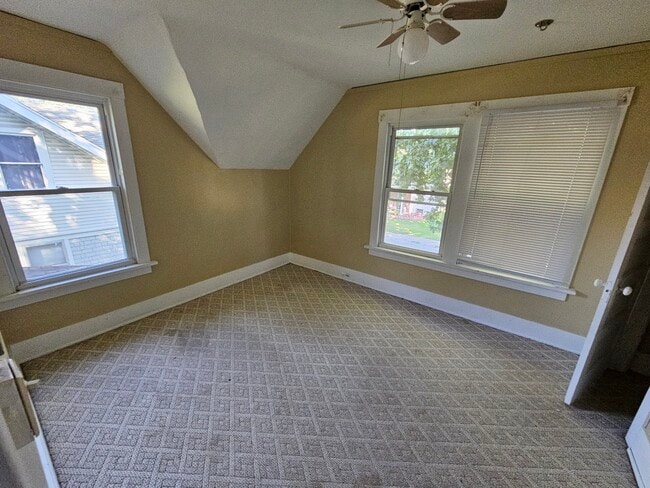 Building Photo - 3 bedroom, 2 bath house