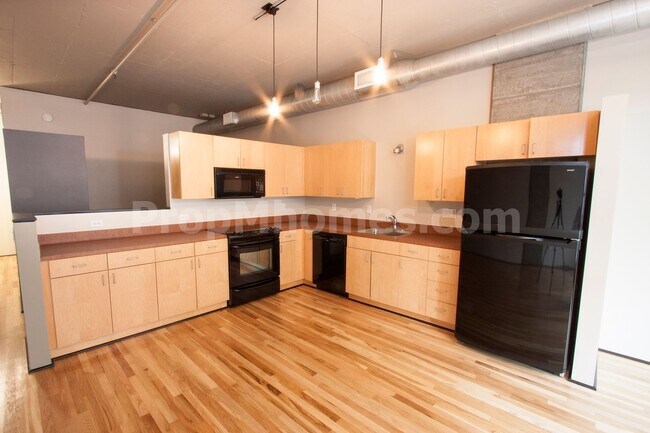 Building Photo - Vibrant One Bedroom Loft w/ City Views In ...