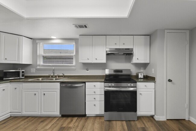 Building Photo - 707 Land Grant Dr