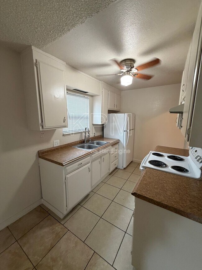 Building Photo - 6808 N El Dorado St