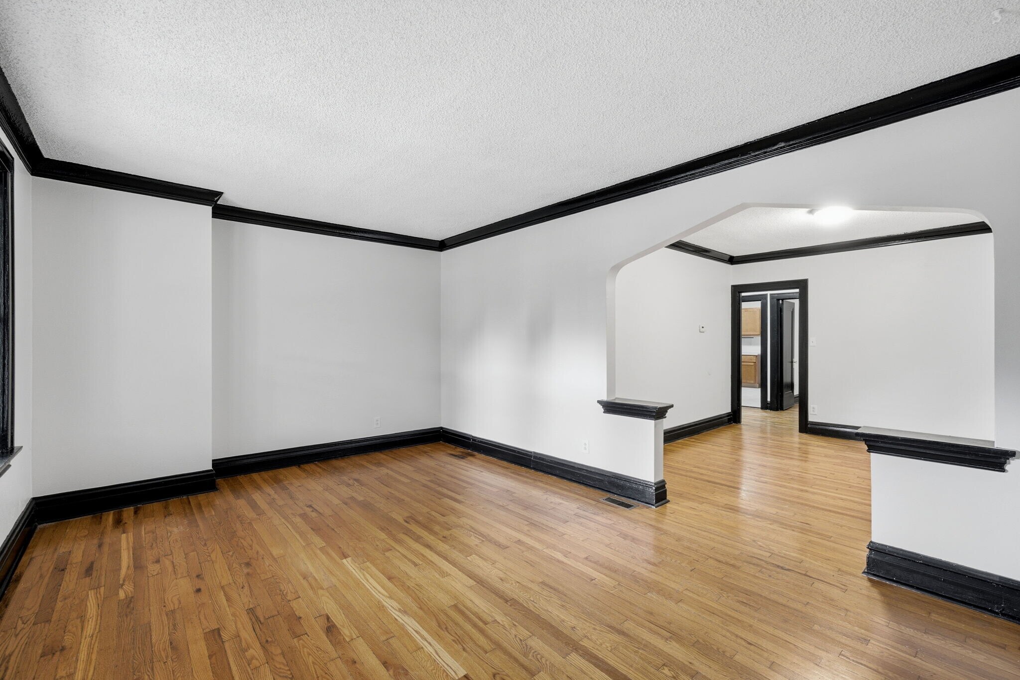Building Photo - 5055 Lindenwood Ave