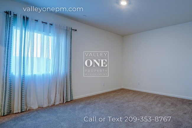 Building Photo - LIKE-NEW SOLAR POWERED HOME, BUILT 2022