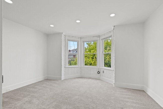 Building Photo - Spacious 1 Bedroom Apartment with Den - In Unit Laundry!