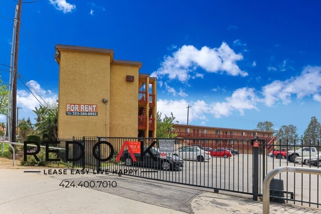 Building Photo - MOVE-IN SPECIAL! Lovely One Bedroom with C...