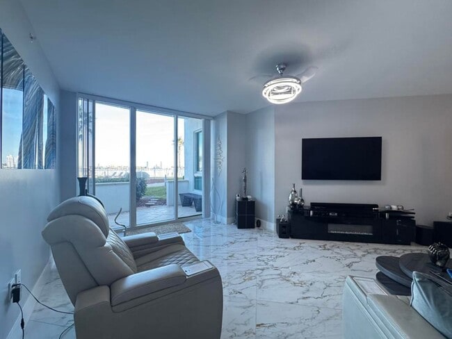 Building Photo - 2/2 in Marina Grande