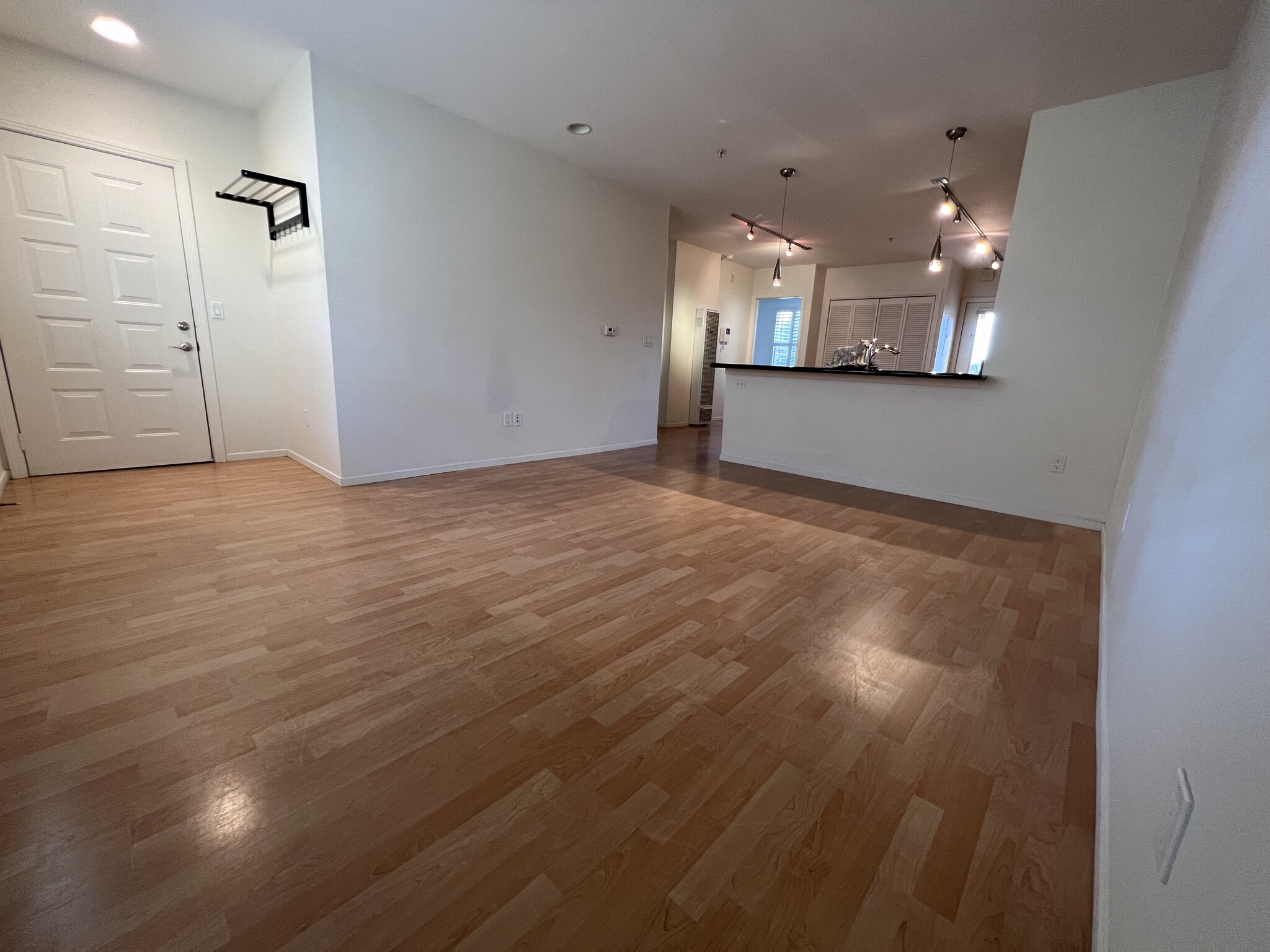 Building Photo - 285 N Ventura Ave