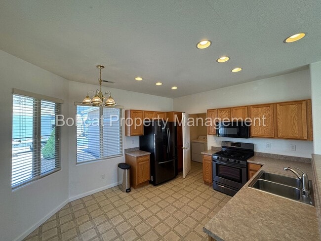 Building Photo - 3 Bedroom, 2 Bathroom Home Located in Dayton