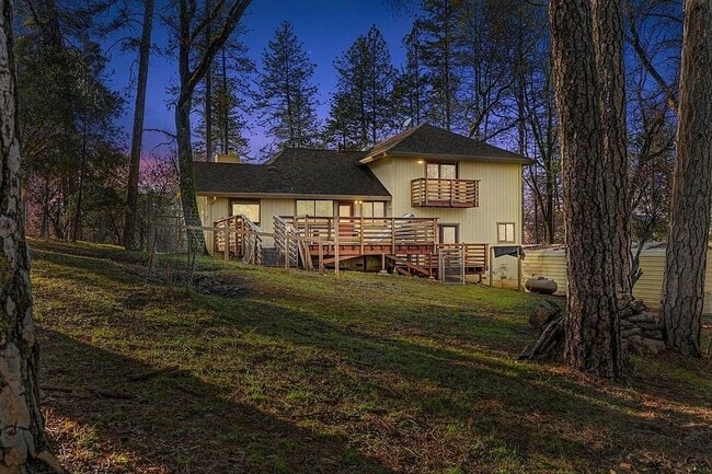 Building Photo - Beautiful 3BR/3BA Home on 1 Acre in Gated ...