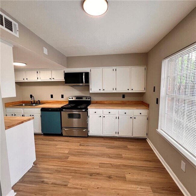 Building Photo - 3254 Strawberry Ln