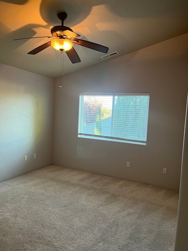 Building Photo - 2 Bedroom 2.5 Bath House